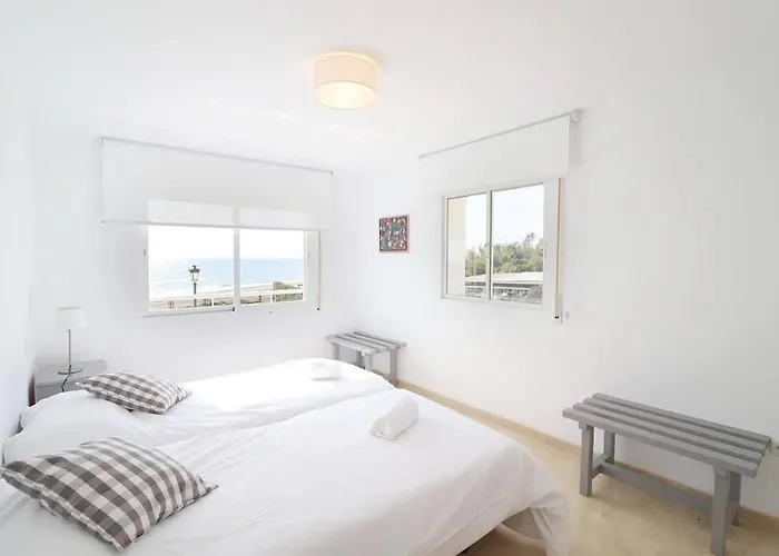 Amazing 3Bedroom Flat With Seafront Views & Pool By Sharingco