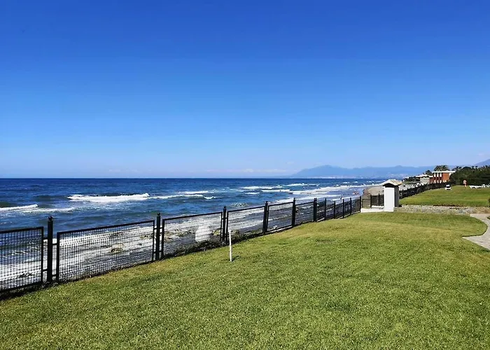 Amazing 3Bedroom Flat With Seafront Views & Pool By Sharingco