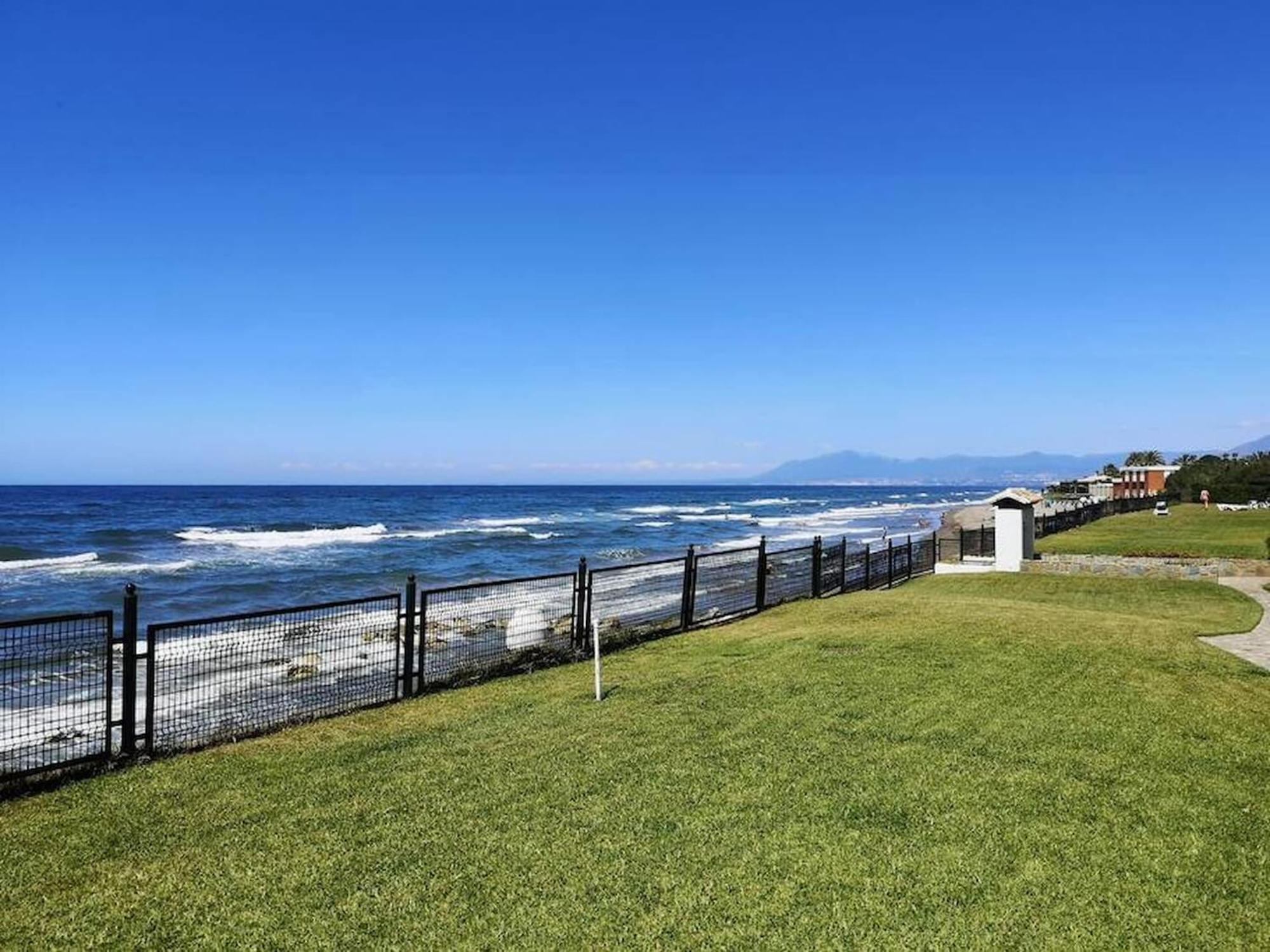 Amazing 3bedroom Flat With Seafront Views & Pool By Sharingco Apartament